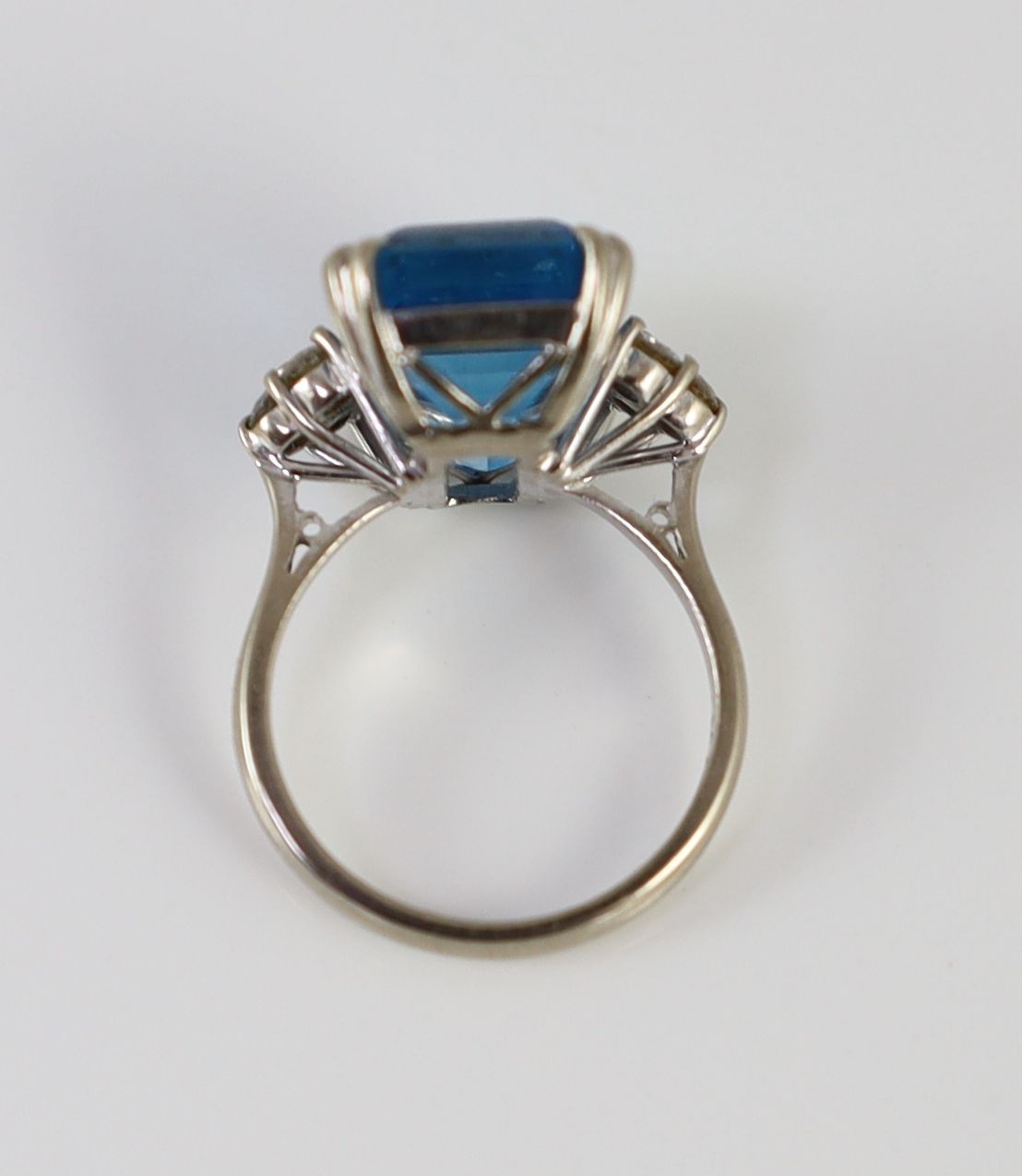 A modern 18ct white gold and emerald cut blue topaz set dress ring